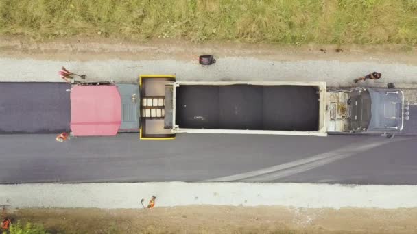 Vista Aérea Nueva Construcción Carreteras Con Trabajadores Maquinaria Asfalto Trabajo — Vídeo de stock