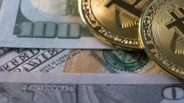 ABD doları banknotlarındaki metal, bitcoin kripto paralarını kapatın. Elektronik merkeziyetçi para kavramı.