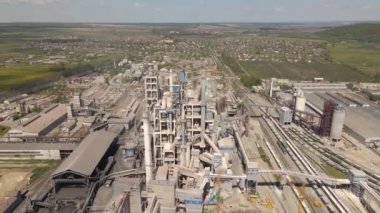 Yüksek beton fabrikası olan çimento fabrikasının havadan görünüşü ve endüstriyel üretim alanında kule vinci. Üretim ve küresel sanayi kavramı.