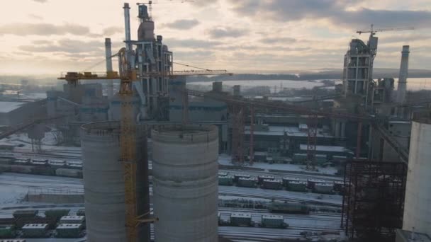Luchtfoto Van Cementfabriek Met Hoge Fabrieksstructuur Torenkraan Industrieel Productiegebied Bij — Stockvideo