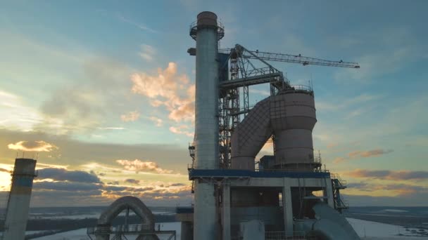 Luftaufnahme Eines Zementwerks Mit Hoher Fabrikstruktur Und Turmdrehkran Industriegebiet Bei — Stockvideo