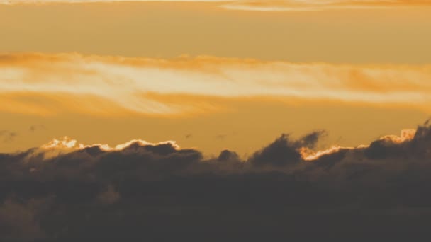 Filmato Time Lapse Nuvole Rapido Movimento Sul Cielo Giallo Tramonto — Video Stock