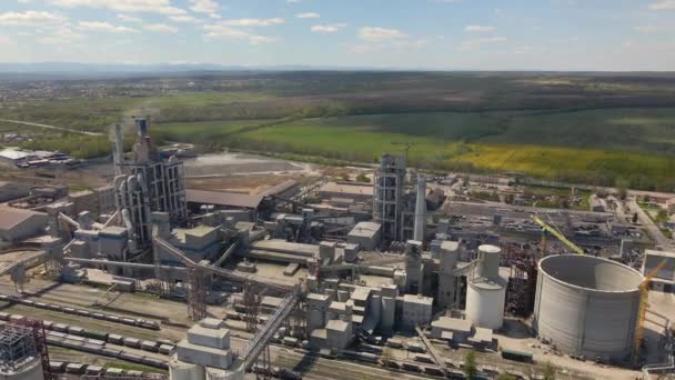 Pemandangan Udara Pabrik Semen Dengan Struktur Pabrik Beton Tinggi Dan — Stok Video