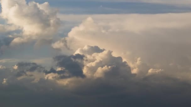 雷雨の前に嵐の空に形成される速い移動暗い雲のタイムラプス映像 — ストック動画
