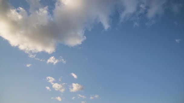 Time Lapse Footage Fast Moving White Puffy Clouds Blue Clear — Vídeo de Stock