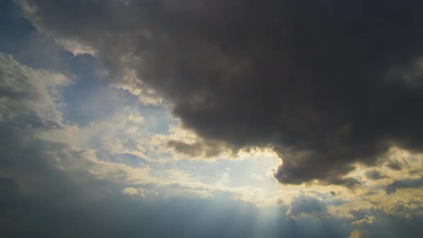 Imágenes Lapso Tiempo Nubes Nocturnas Movimiento Rápido Cielo Amarillo Atardecer — Vídeos de Stock