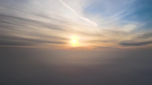 Vista Aérea Del Vibrante Amanecer Amarillo Sobre Densas Nubes Blancas — Vídeo de stock