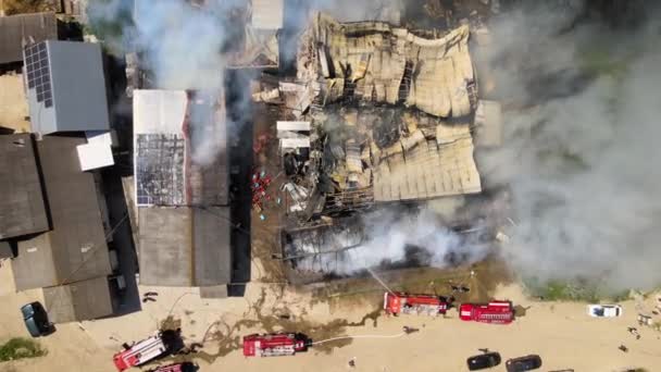 Luchtfoto Van Brandweerlieden Blussen Verwoeste Gebouw Brand Met Ingestorte Dak — Stockvideo