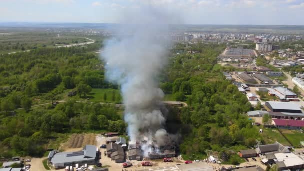 Flygfoto Brandmän Släcka Förstörd Byggnad Brand Med Kollapsat Tak Och — Stockvideo