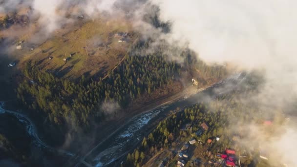 Luchtfoto Van Levendig Landschap Van Mistige Wolken Die Bergheuvels Kleine — Stockvideo