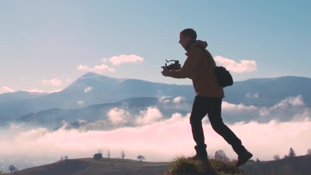 Silhueta Fotógrafo Mochileiro Tirando Fotos Paisagem Manhã Montanhas Outono Com — Vídeo de Stock