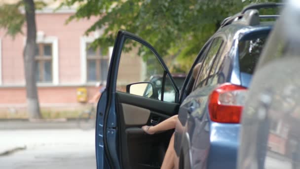 女性ドライバーは彼女の車から出て 街の通りを歩いている間にキーフォブでそれをロックします 車両安全コンセプト — ストック動画