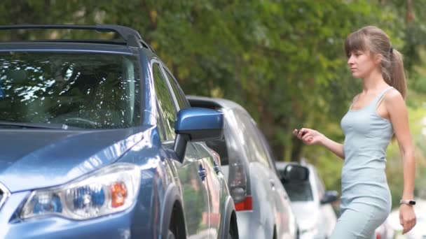 Mulher Motorista Abrindo Seu Carro Com Chave Fob Entrar Atrás — Vídeo de Stock