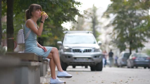 Jonge Vrouw Die Koffie Drinkt Uit Papieren Beker Zittend Bank — Stockvideo