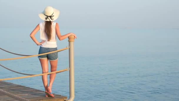 Mujer Joven Traje Casual Relajándose Playa Cálido Día Verano — Vídeos de Stock