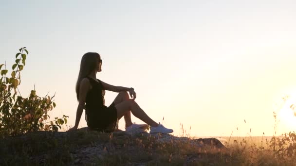 Junge Hübsche Frau Schwarzem Kurzen Sommerkleid Die Auf Einem Felsen — Stockvideo