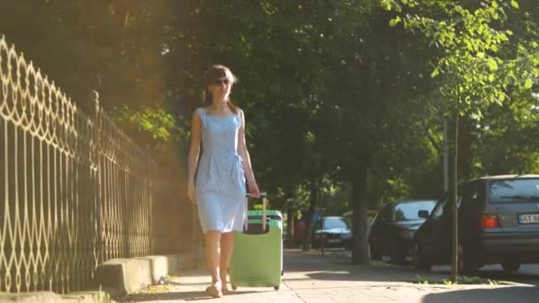 Jeune Femme Marchant Sur Trottoir Rue Ville Avec Valise Verte — Video