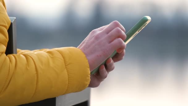 Zbliżenie Kobiet Ręce Trzymając Telefon Komórkowy Przeglądanie Internetu Ulicy Miasta — Wideo stockowe