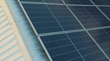 Mavi fotovoltaik güneş panelleri temiz ekolojik elektrik üretmek için çatıya monte edildi. Yenilenebilir enerji konsepti üretimi.