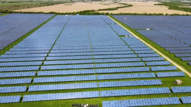 Luchtfoto Van Een Grote Duurzame Elektriciteitscentrale Met Vele Rijen Zonnepanelen — Stockvideo