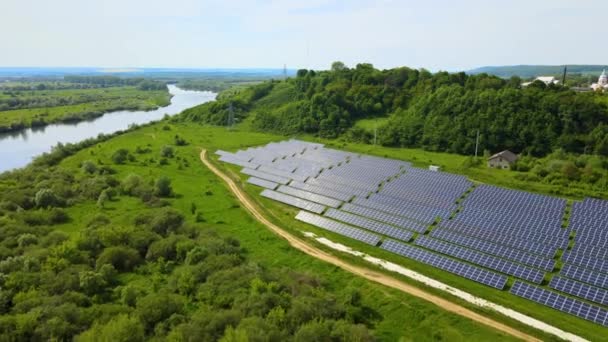 Luftaufnahme Eines Großen Nachhaltigen Kraftwerks Mit Vielen Reihen Von Photovoltaikmodulen — Stockvideo