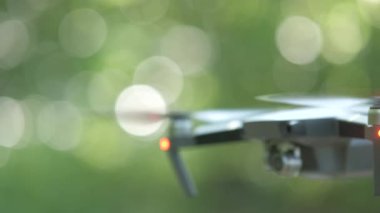 Bulanık pervaneli ve havada uçan video kameralı bir helikopter..