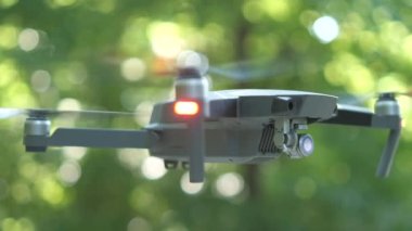 Bulanık pervaneli ve havada uçan video kameralı bir helikopter..