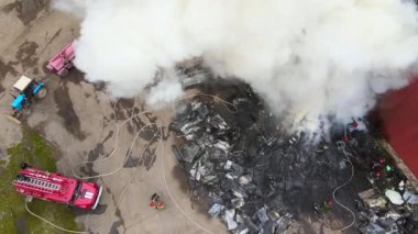 İtfaiyecilerin sanayi bölgesindeki yangın söndürme görüntüsü.