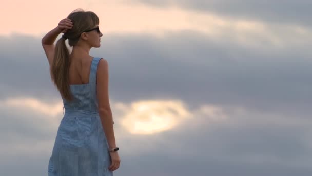 Donker Silhouet Van Een Jonge Vrouw Zomerse Jurk Die Buiten — Stockvideo