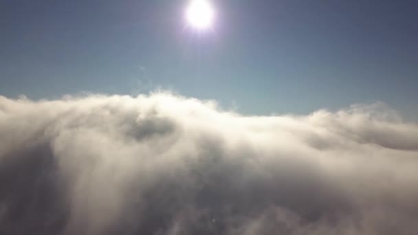 Widok Lotu Ptaka Góry Białe Chmury Jasny Słoneczny Dzień — Wideo stockowe