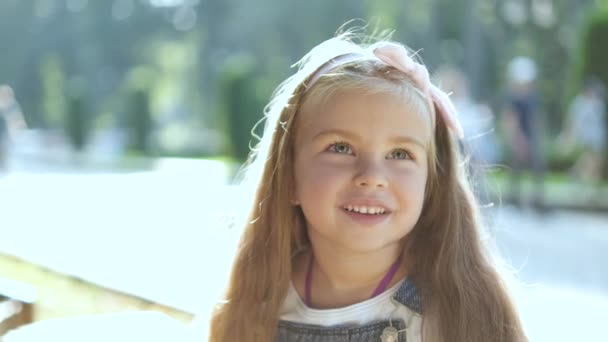 Portræt Smuk Pige Der Står Sommerparken Kigger Ind Kameraet Smiler – Stock-video