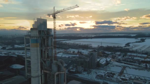 Flygfoto Cementfabrik Med Hög Fabriksstruktur Och Tornkran Vid Industriellt Produktionsområde — Stockvideo