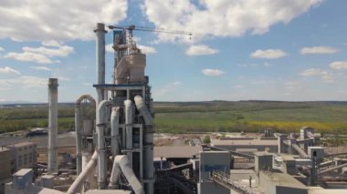 Yüksek beton fabrikası olan çimento fabrikasının havadan görünüşü ve endüstriyel üretim alanında kule vinci. Üretim ve küresel sanayi kavramı.