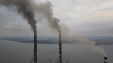 Kömür santralinin havadan görünüşü siyah dumanlı yüksek borular atmosferi kirletiyor.