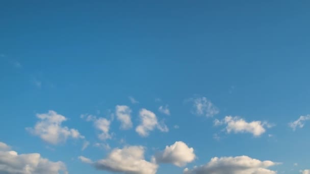 Tijdsverloop Beelden Van Snel Bewegende Witte Gezwollen Wolken Blauwe Heldere — Stockvideo