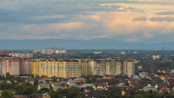 Запись Быстрого Движения Вечерних Облаков Желтом Небе Над Сельской Местностью — стоковое видео