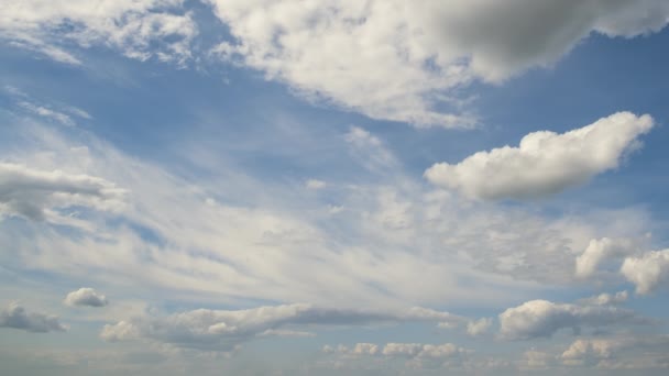 Tijdsverloop Beelden Van Snel Bewegende Witte Gezwollen Wolken Blauwe Heldere — Stockvideo