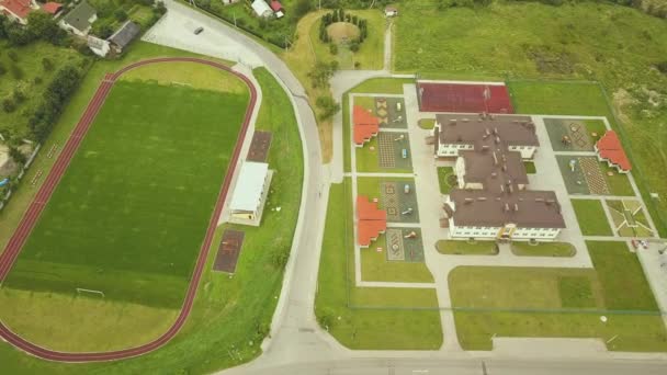 Luftaufnahme Des Sportstadions Mit Roten Laufbahnen Und Grünem Rasen Fußballplatz — Stockvideo