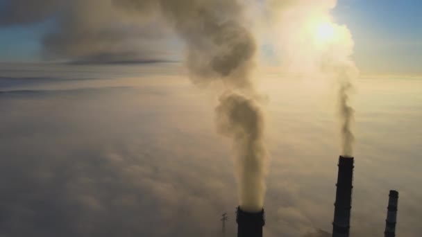 日没時に大気汚染が進行する黒煙管の高い石炭火力発電所の空中図 — ストック動画