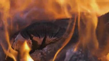 Gece, parlak yanan odunları sarı ateş alevleriyle kapatın..