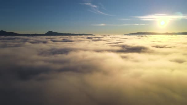 Vista Aérea Puesta Sol Amarilla Sobre Nubes Blancas Hinchadas Con — Vídeos de Stock