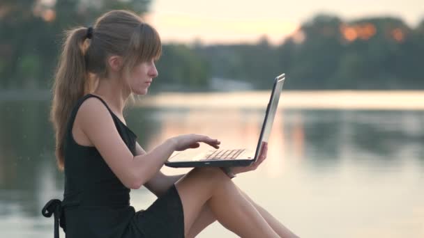 Mujer Joven Que Trabaja Detrás Computadora Portátil Sentado Parque Verano — Vídeos de Stock