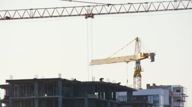 Kule vinçlerinin ve inşaat halindeki apartmanların havadan görüntüsü. Gayrimenkul geliştirme.