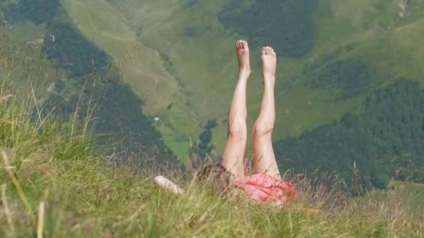 Mujer Joven Con Piernas Largas Acostada Verde Campo Hierba Descansando — Vídeos de Stock