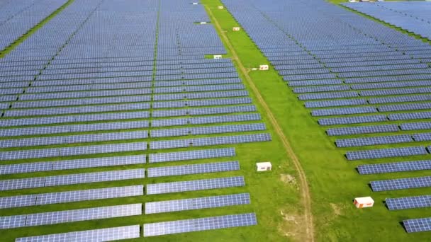 きれいな生態系の電気エネルギーを生成するための太陽光発電パネルの多くの行を持つ大規模な持続可能な電気発電所の空中ビュー 排出ゼロをコンセプトとした再生可能エネルギー — ストック動画