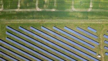Temiz ekolojik elektrik enerjisi üretmek için birçok sıra güneş fotovoltaik paneli bulunan sürdürülebilir büyük elektrik santralinin havadan görünüşü. Sıfır emisyon kavramı ile yenilenebilir elektrik.