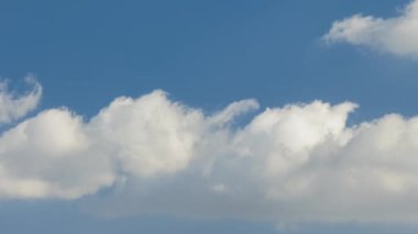 Mavi berrak gökyüzünde hızlı hareket eden beyaz bulutların hızlandırılmış görüntüleri.