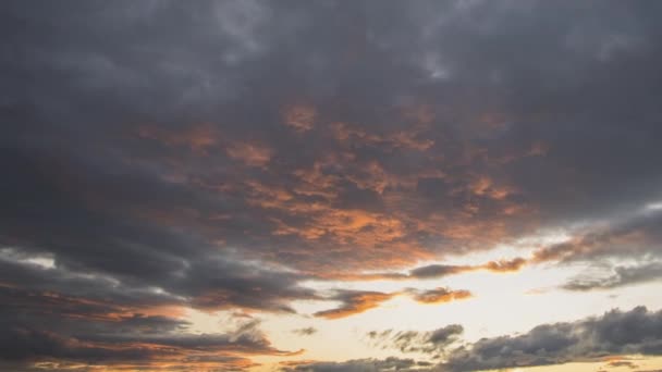 Tijdsverloop Beelden Van Snel Bewegende Wolken Blauwe Lucht Bij Zonsondergang — Stockvideo