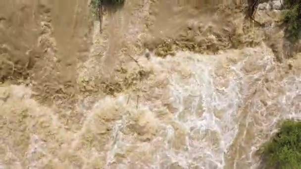 Widok Powietrza Brudnej Rzeki Błotnistą Wodą Okresie Powodzi Podczas Ulewnych — Wideo stockowe