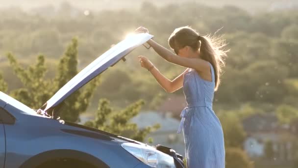 Joven Conductora Pie Sola Cerca Coche Roto Con Capucha Reventada — Vídeos de Stock